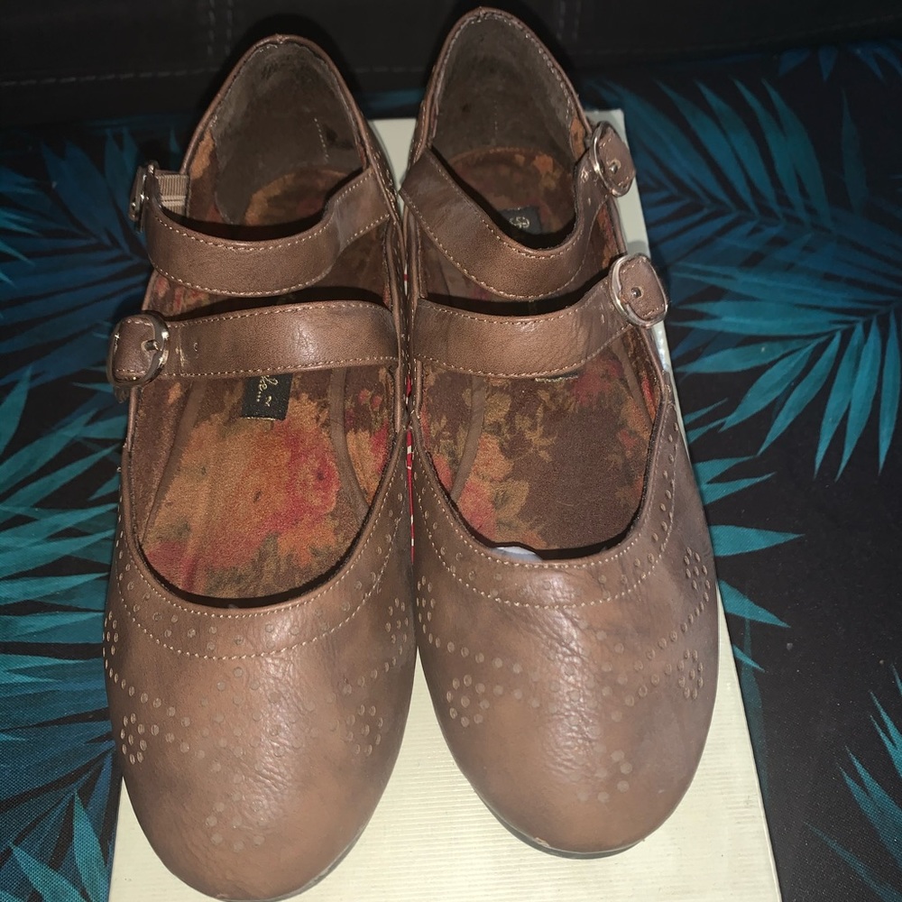 Brown BAIT footwear flats size 6